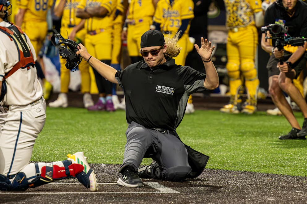 Viral 18-year-old umpire makes Savannah Bananas debut